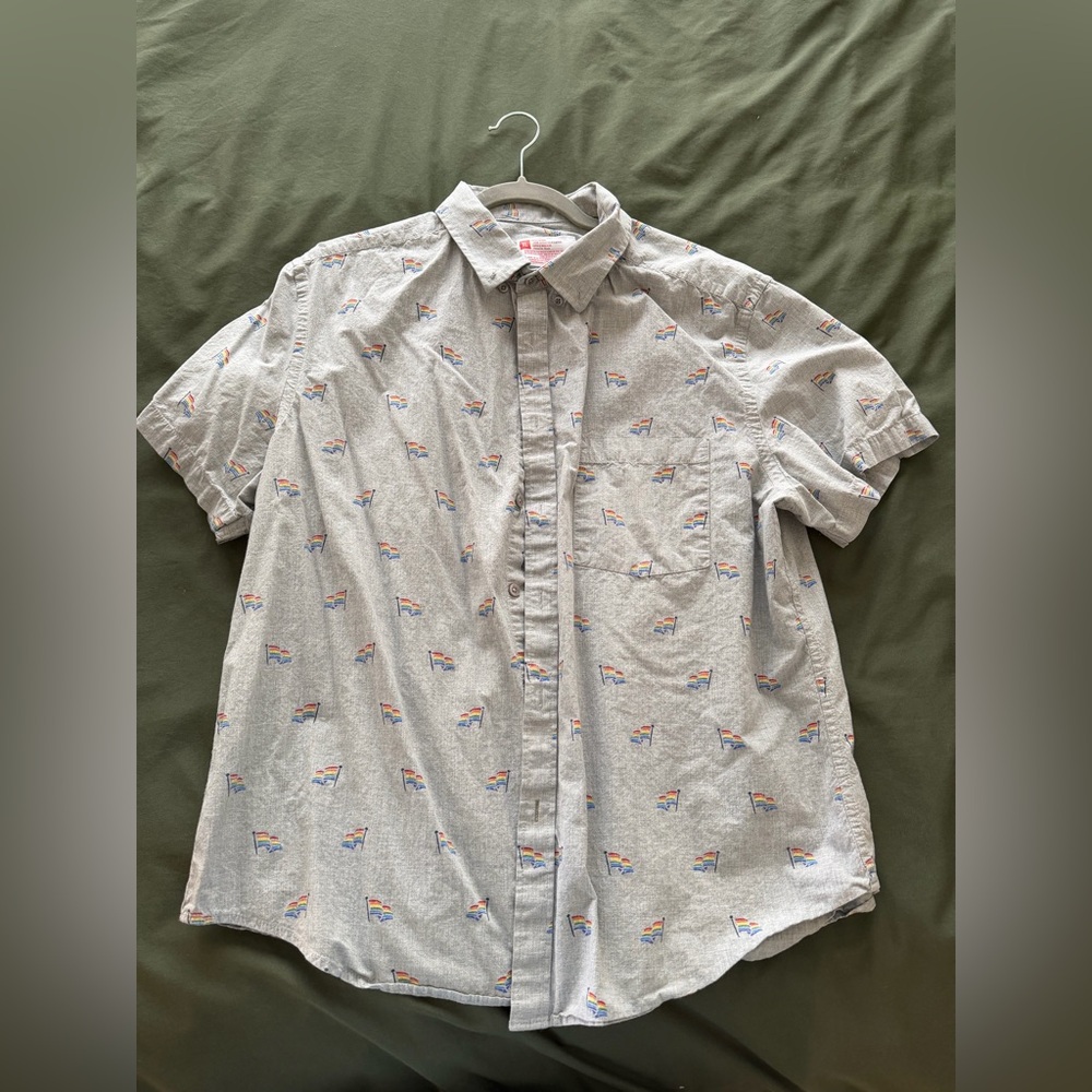 Men's Gray Short Sleeve Shirt with Rainbow Flag Pattern